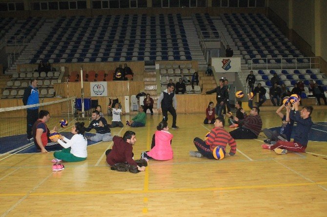 Karaman’da Kurulan Engelliler Voleybol Takımı İlk Antrenmanını Yaptı
