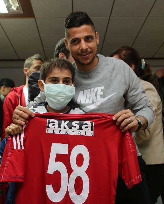 Medicana Sivasspor’lu Futbolcular Lösemili Çocuklarla Buluştu