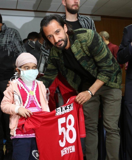 Medicana Sivasspor’lu Futbolcular Lösemili Çocuklarla Buluştu