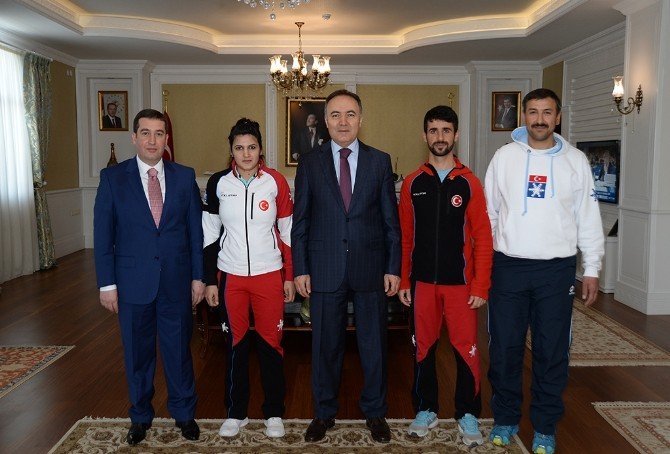 Vali Altıparmak, Demirspor’un Başarılı Sporcularını Ödüllendirdi