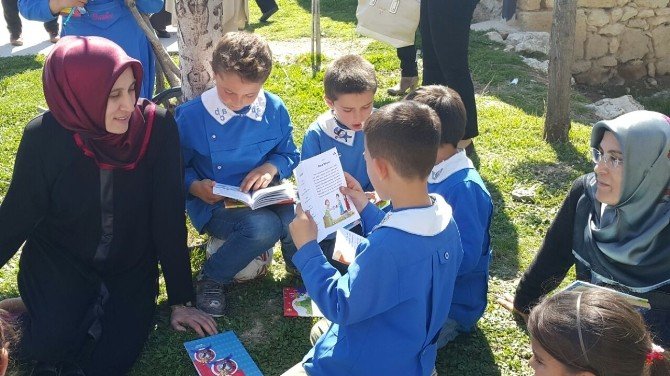AK Partili Kadınlar,çocuklarla Birlikte Kitap Okudu