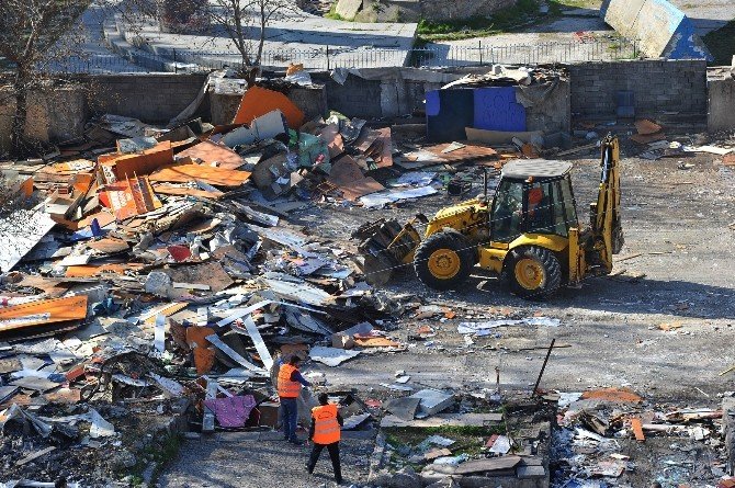 İtfaiye Meydanı’ndaki Telefoncular Çarşısı Kaldırıldı