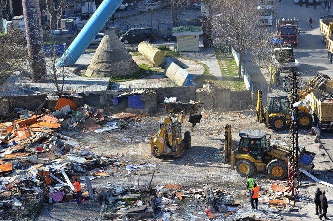 İtfaiye Meydanı’ndaki Telefoncular Çarşısı Kaldırıldı