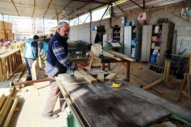 Erdemli Belediyesi Marangoz Atölyesi Fabrika Gibi Çalışıyor