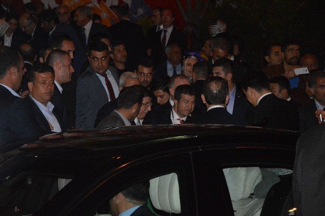 Başbakan Davutoğlu, AK Parti İl Binasını Ziyaret Etti