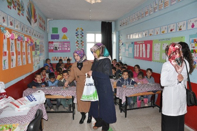 Mgc Ve Üniaklı Gençlerden Köy Okuluna Kitap Desteği