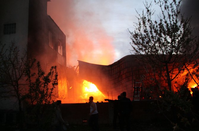 Bursa'daki yangında bir çok ev ve buzhane kül oldu