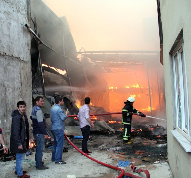 Bursa'daki yangında bir çok ev ve buzhane kül oldu