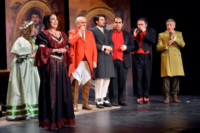 'Müfettiş' oyunu ayakta alkışlandı