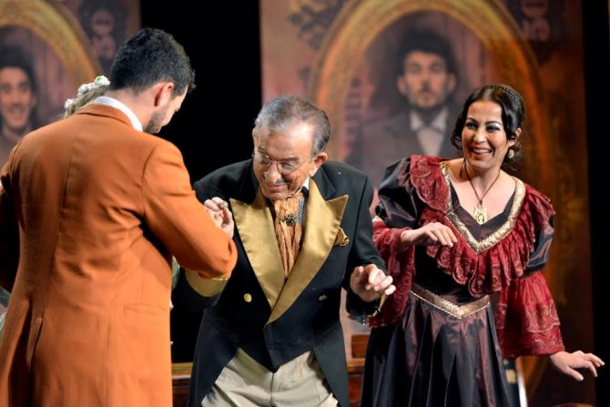 'Müfettiş' oyunu ayakta alkışlandı