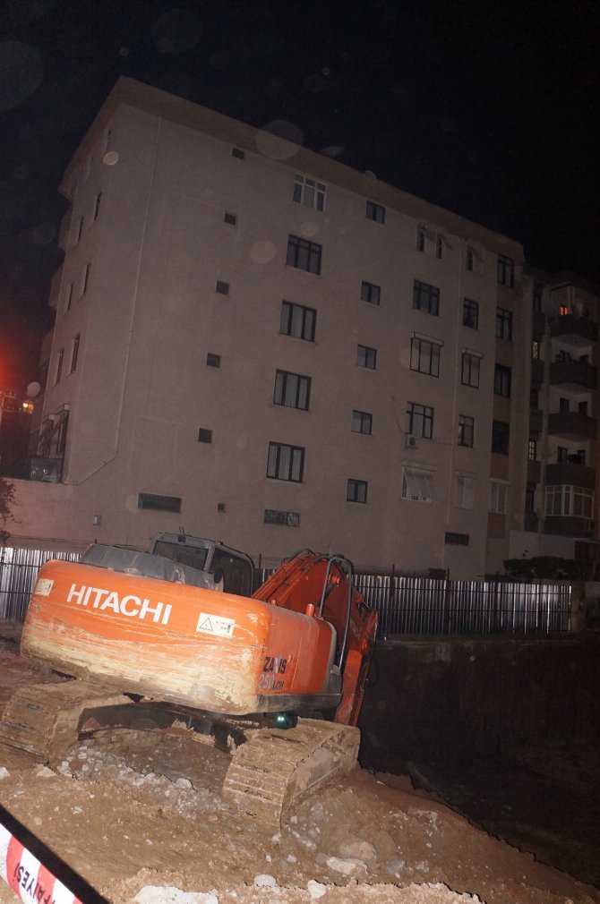 İnşaattaki toprak kayması sebebiyle 7 katlı apartman boşaltıldı