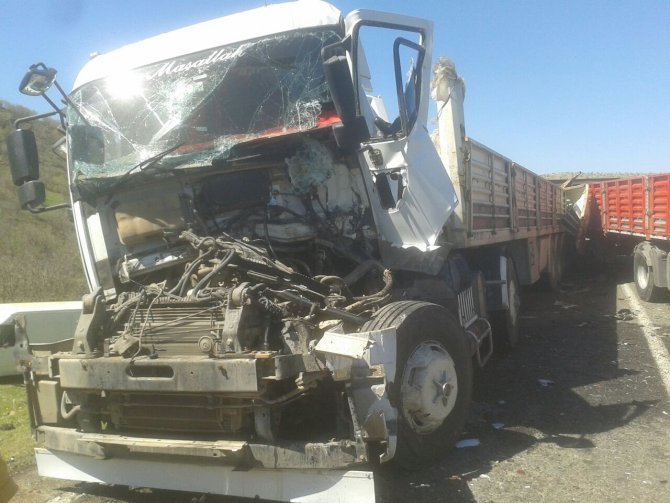 Midyat-İdil kara yolunda zincirleme TIR kazasında 4 kişi yaralandı