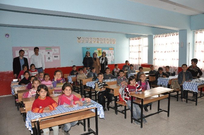 Mgc Ve Üniaklı Gençlerden Köy Okuluna Kitap Desteği