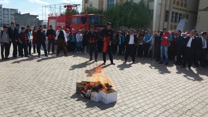 Öğrenciler Yangın Söndürme Tatbikatını İlgiyle İzledi
