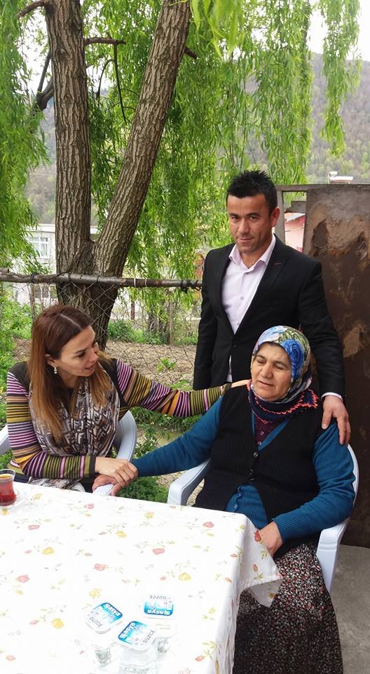 Azerbeycan milletvekili, Zonguldaklı şehit annesinin elini bırakmadı