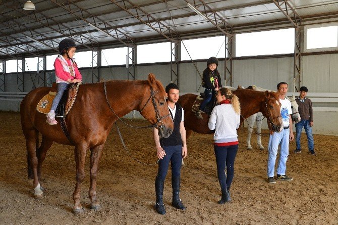 Otizmli Çocuklar Atlarla Buluştu