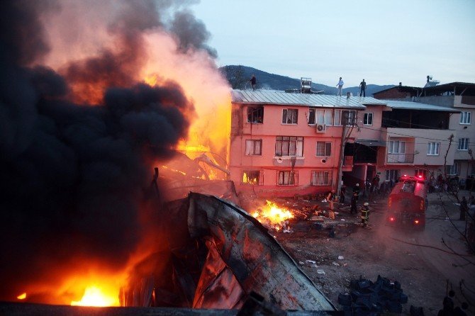 Bursa’daki Yangını Ahşap Ve Plastik Meyve Kasaları Büyüttü