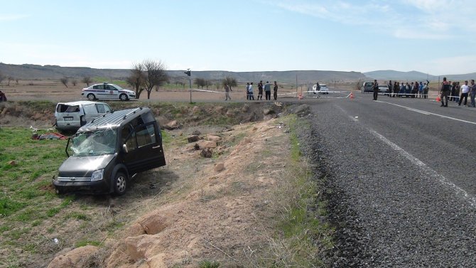 Hafif ticari araçla minibüs kavşakta çarpıştı: 1 ölü, 7 yaralı