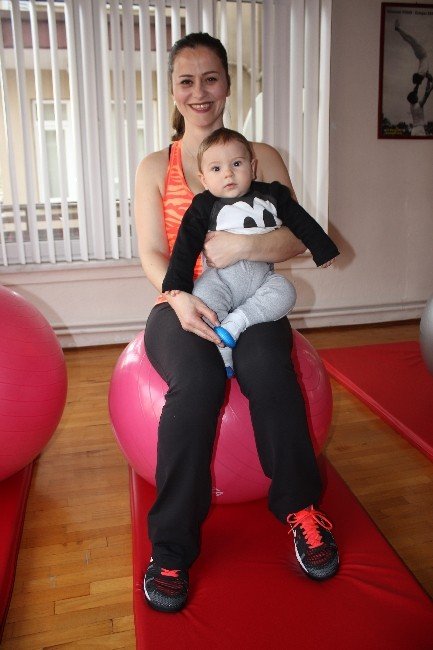 Bebeğiyle Birlikte Pilates Eğitimi Veriyor
