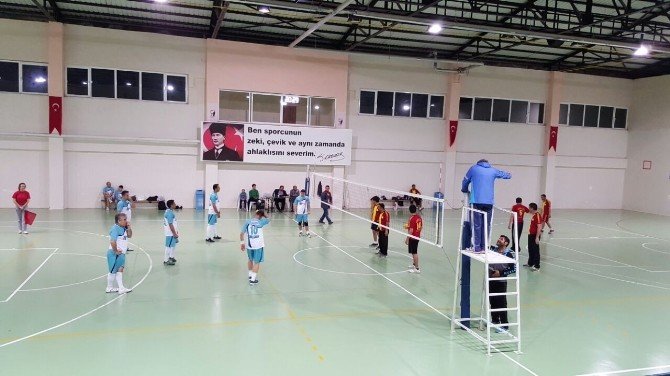 Didim’de Öğretmenler Voleybol Turnuvasında Karşılaştı