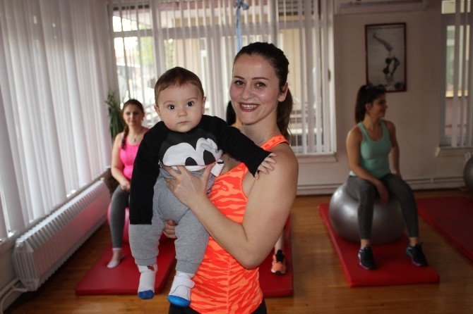 Bebeğiyle Birlikte Pilates Eğitimi Veriyor
