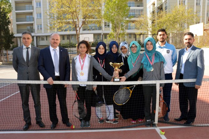 Teniste, Anadolu Kız İmam Hatip Lisesi yenilgisiz şampiyon oldu