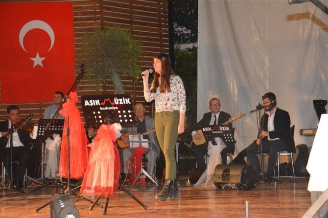 Edremit Liseler Arası Türk Halk Müziği Solo SES Yarışması Düzenlendi