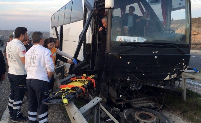 Umrecileri Taşıyan Otobüs Kaza Yaptı: 2 Yaralı