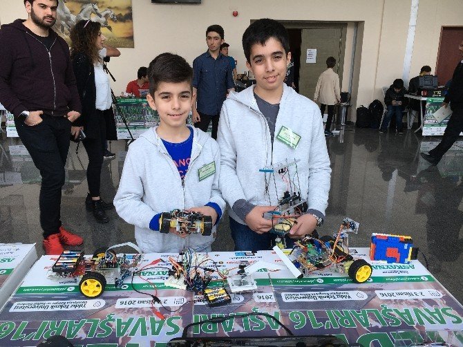 Genç Mucitler Rakiplerinin Robotlarını Parçalamak İçin Yarıştı
