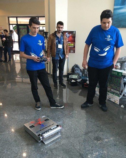 Genç Mucitler Rakiplerinin Robotlarını Parçalamak İçin Yarıştı