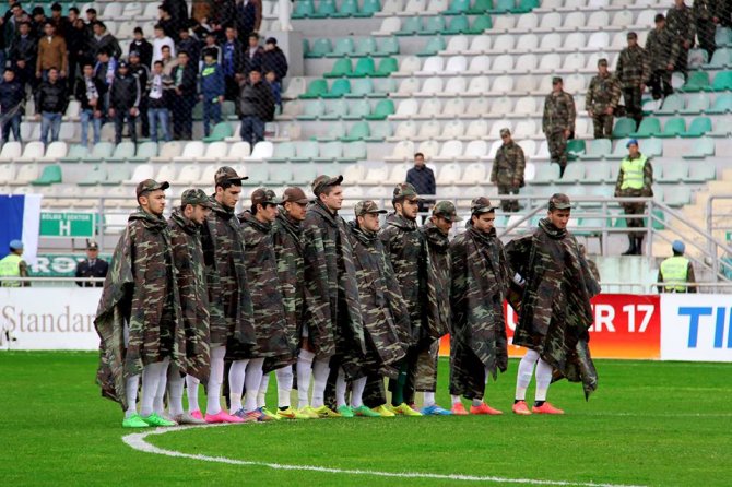 Azerbaycan Premier Lig takımından askeri elbiseli saygı duruşu
