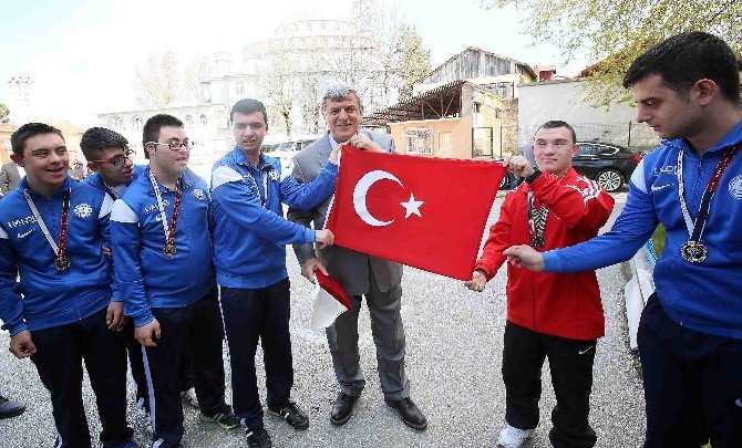 Başkan Karaosmanoğlu, Özel Öğrencileri Ziyaret Etti