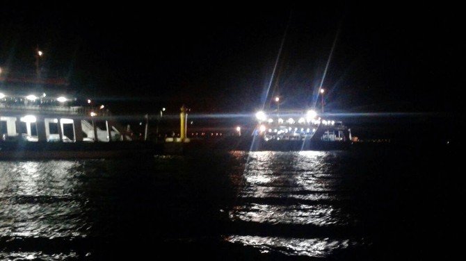 Çanakkale Boğazı’nda Feribot Arızalandı, Yolcular Denizde Kaldı