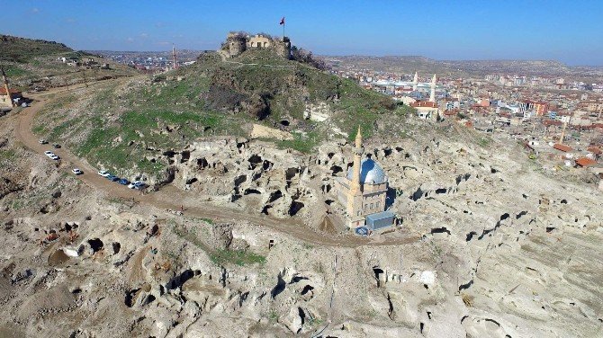 Nevşehir Kalesi’nden Tarih Fışkırıyor