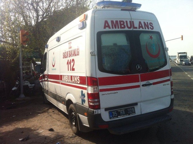 Menemen’de Ambulans İle Otomobil Çarpıştı: 2 Yaralı