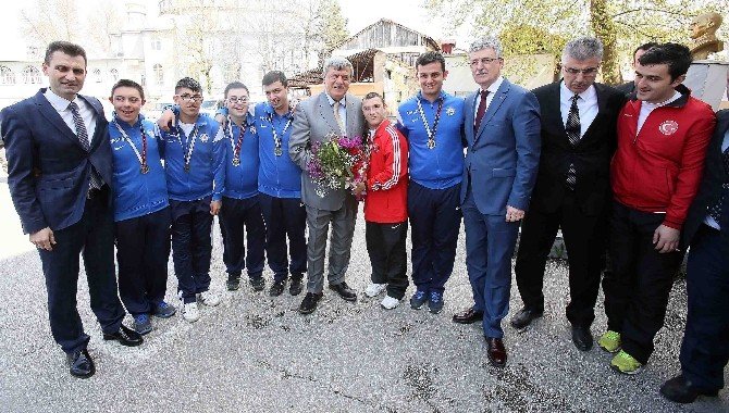 Başkan Karaosmanoğlu, Özel Öğrencileri Ziyaret Etti