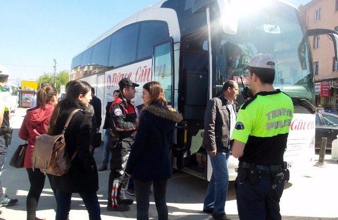 Düzce Polisi Şehirlerarası Otobüslerde Kontrol Yaptı