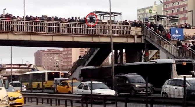 Metrobüs Kalabalığını Geçmek İçin Hayatını Hiçe Saydı