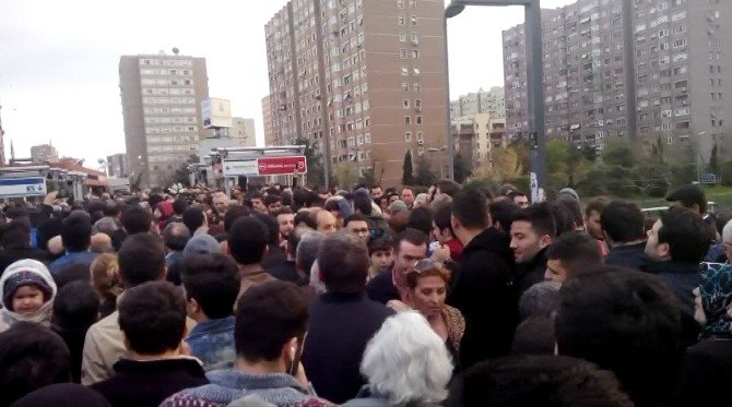 Metrobüs Kalabalığını Geçmek İçin Hayatını Hiçe Saydı