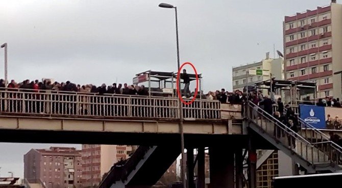 Metrobüs Kalabalığını Geçmek İçin Hayatını Hiçe Saydı