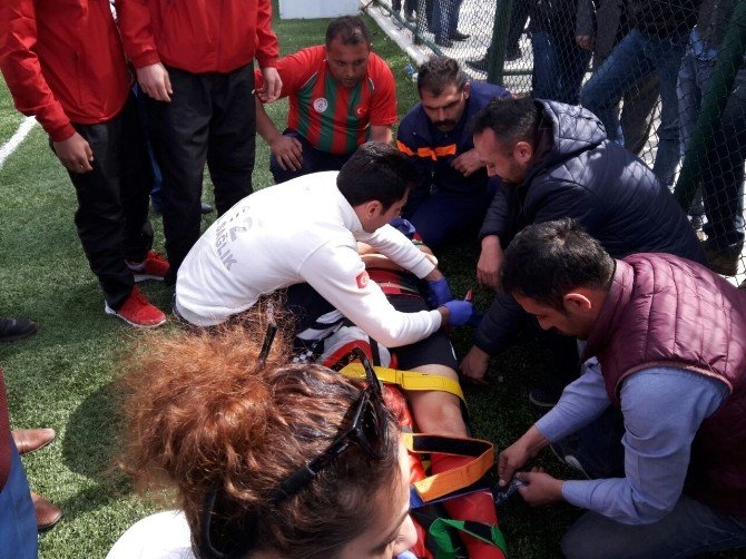 Maçta Sakatlanan Sporcu Saha Kenarında Yerde Yatarak Ambulans Bekledi