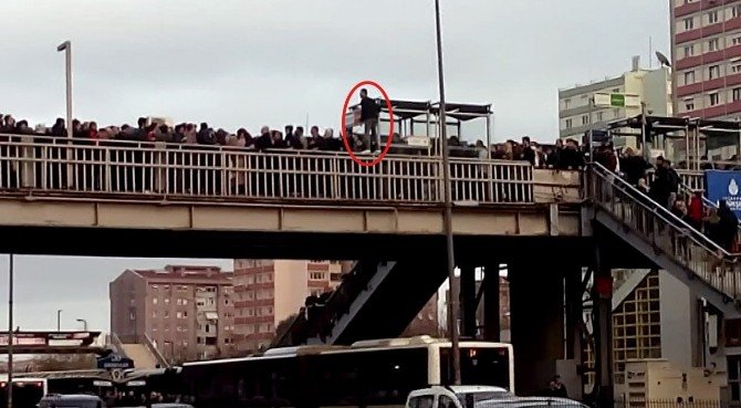 Metrobüs Kalabalığını Geçmek İçin Hayatını Hiçe Saydı