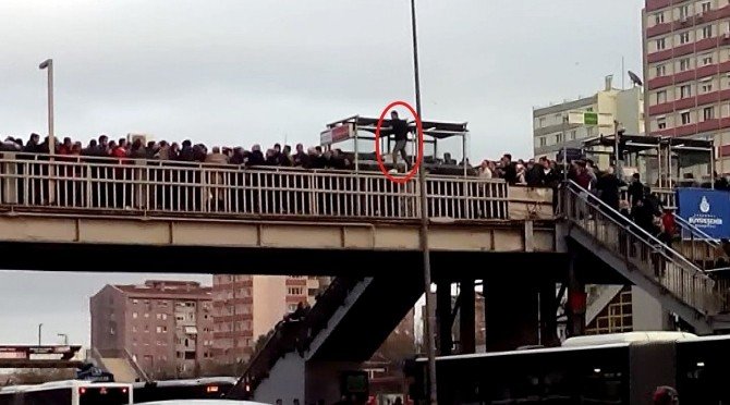 Metrobüs Kalabalığını Geçmek İçin Hayatını Hiçe Saydı