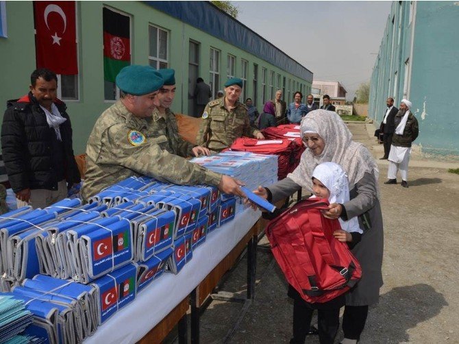 TSK’dan Afgan Miniklere Eğitim Yardımı