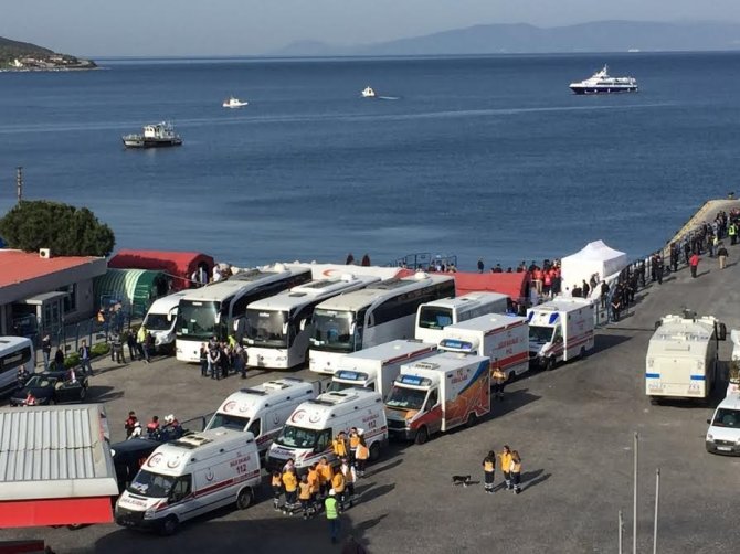 Sığınmacıları getiren gemiler art arda Dikili'ye geliyor