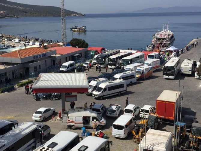 Sığınmacıları getiren gemiler art arda Dikili'ye geliyor