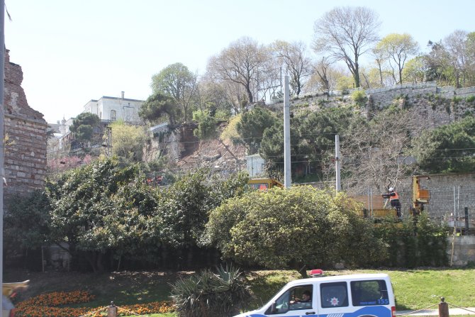 Gülhane Parkı'nda duvar çöktü: 2 kişi enkaz altında kaldı