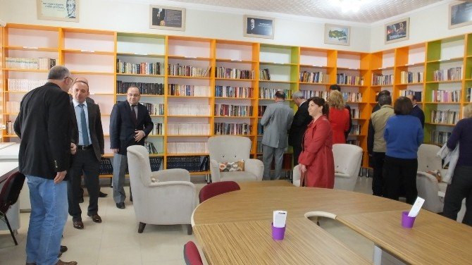 Burhaniye’de Okula Hayırsever Kütüphanesi