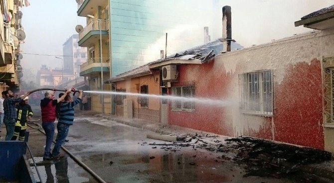 Ahşap Binada Çıkan Yangında İtfaiye Eri Yaralandı