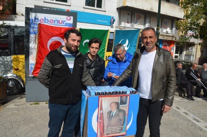 Alparslan Türkeş’in Ölümünün 19. Yıl Dönümünde Lokum Dağıttılar